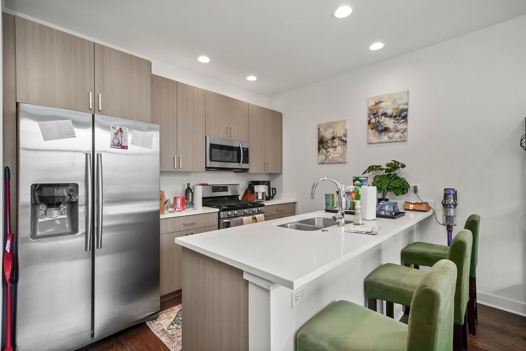 832 W Erie Street - Photo 4