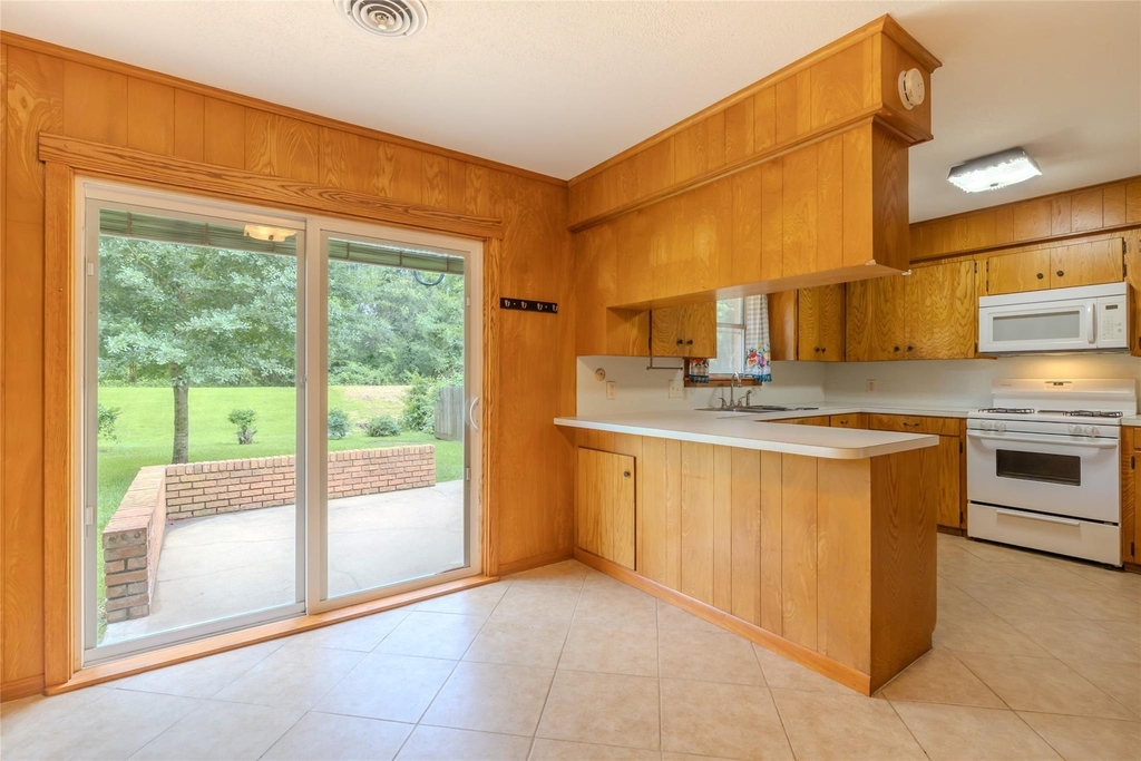 2308 Hillcrest Drive - Photo 7