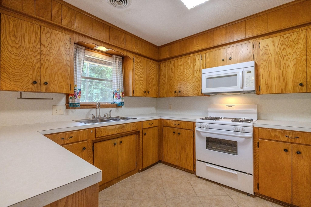 2308 Hillcrest Drive - Photo 8