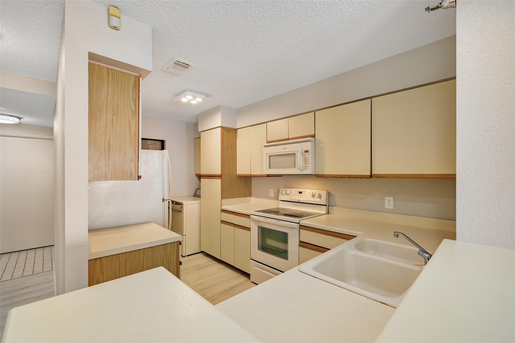 7700 Seawall Boulevard - Photo 22