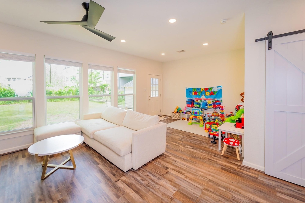 1607 W 22nd Street - Photo 15