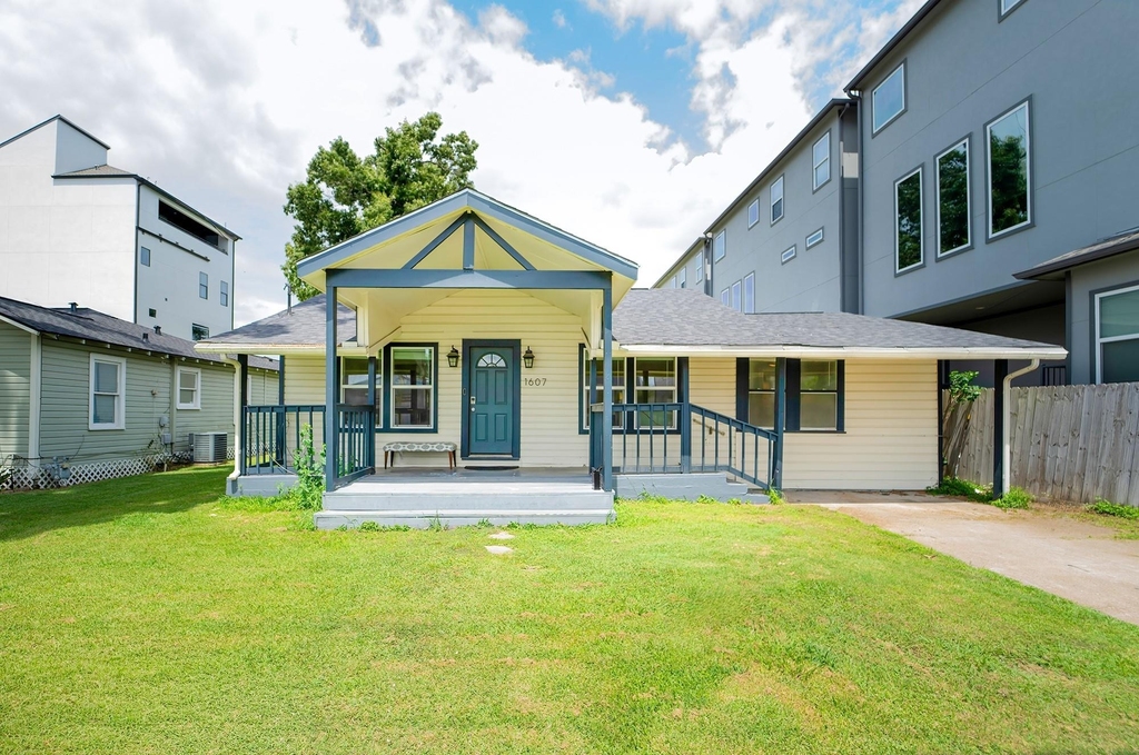 1607 W 22nd Street - Photo 2