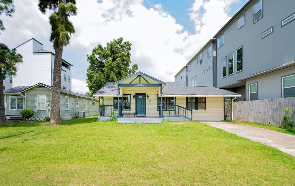 1607 W 22nd Street - Photo 0