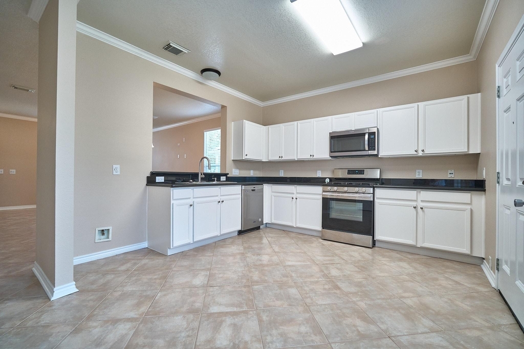 18814 Sandelford Drive - Photo 8