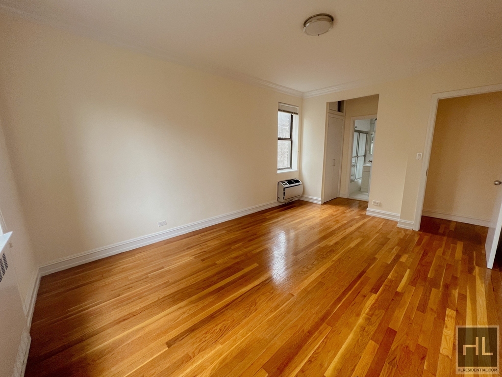 York Avenue - Photo 1