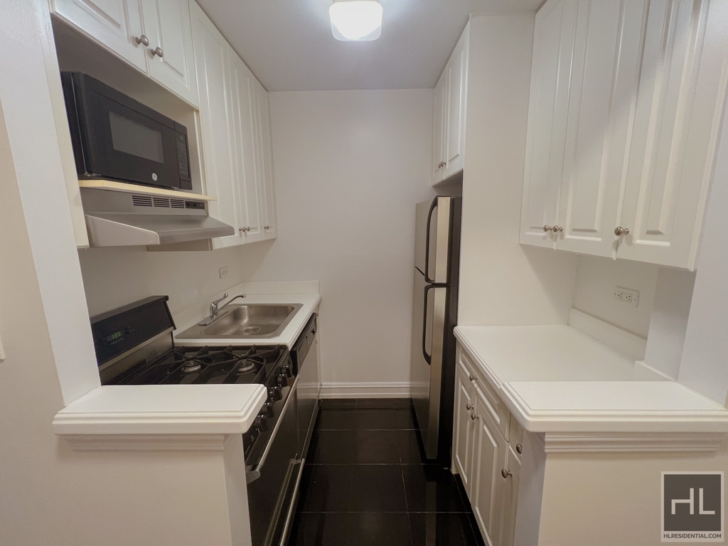 York Avenue - Photo 3