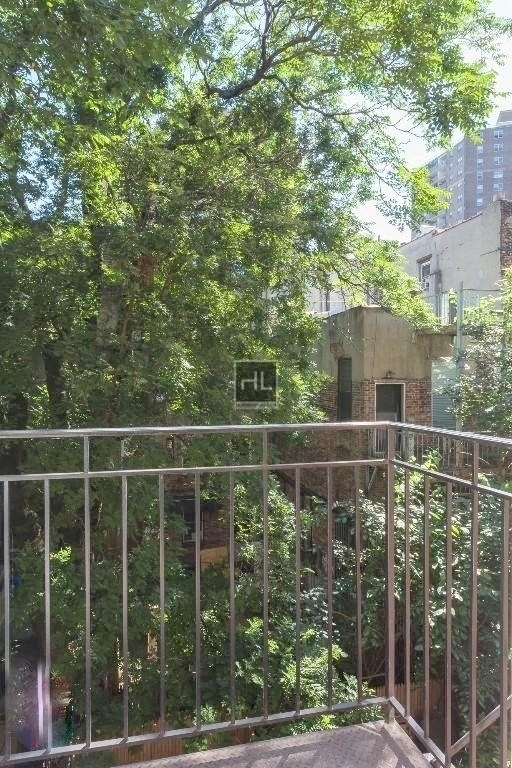 E 7th St. - Photo 3