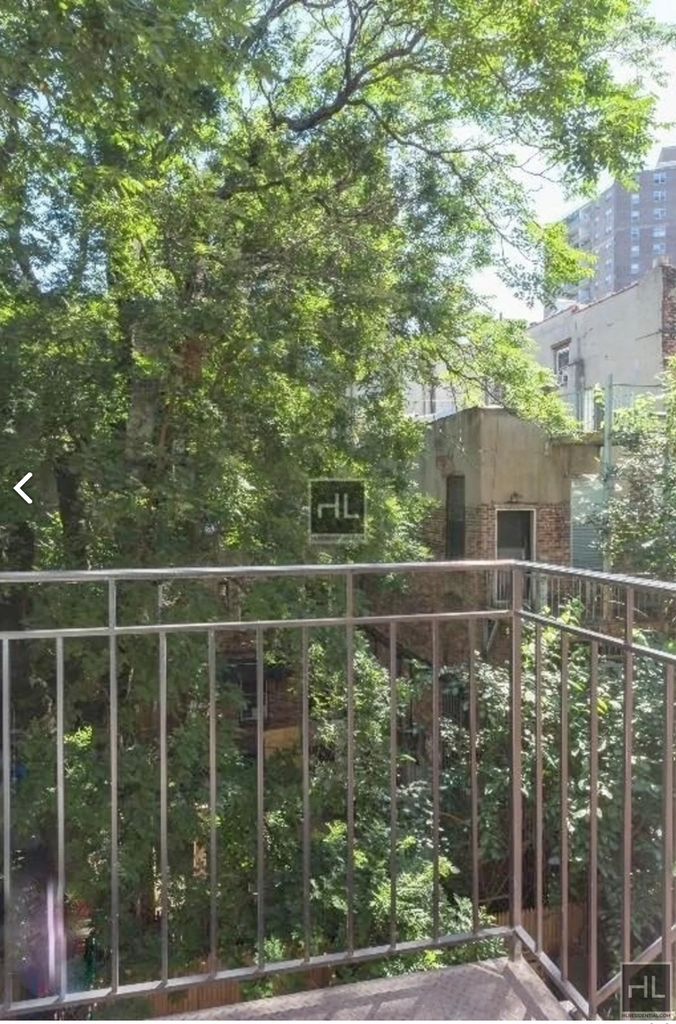 E 7th St. - Photo 4