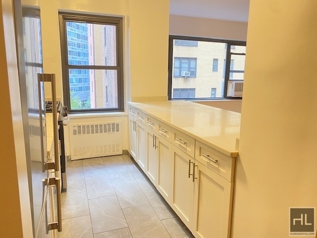 East 55 Street - Photo 3