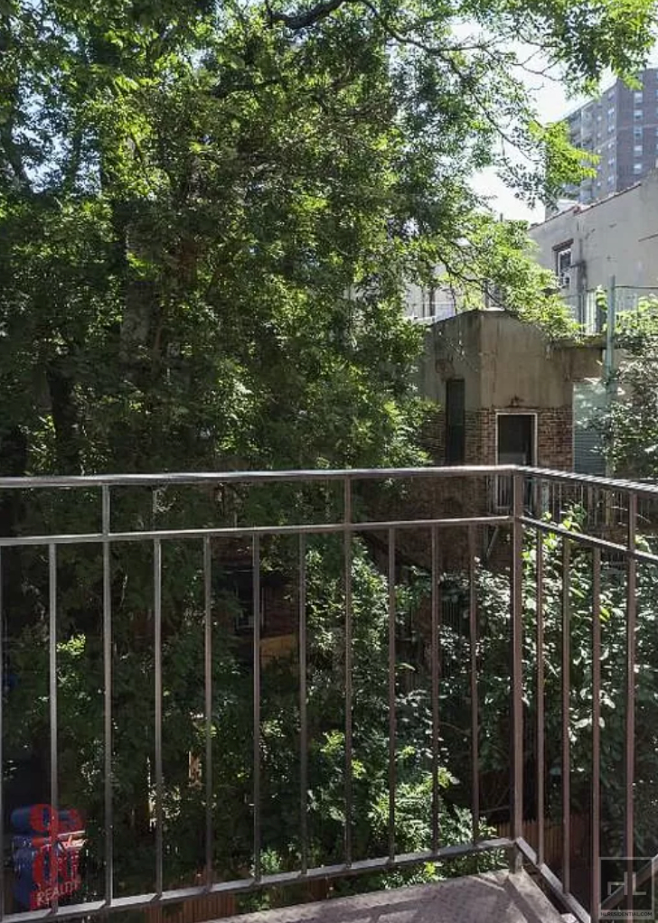 E 7th St. - Photo 3