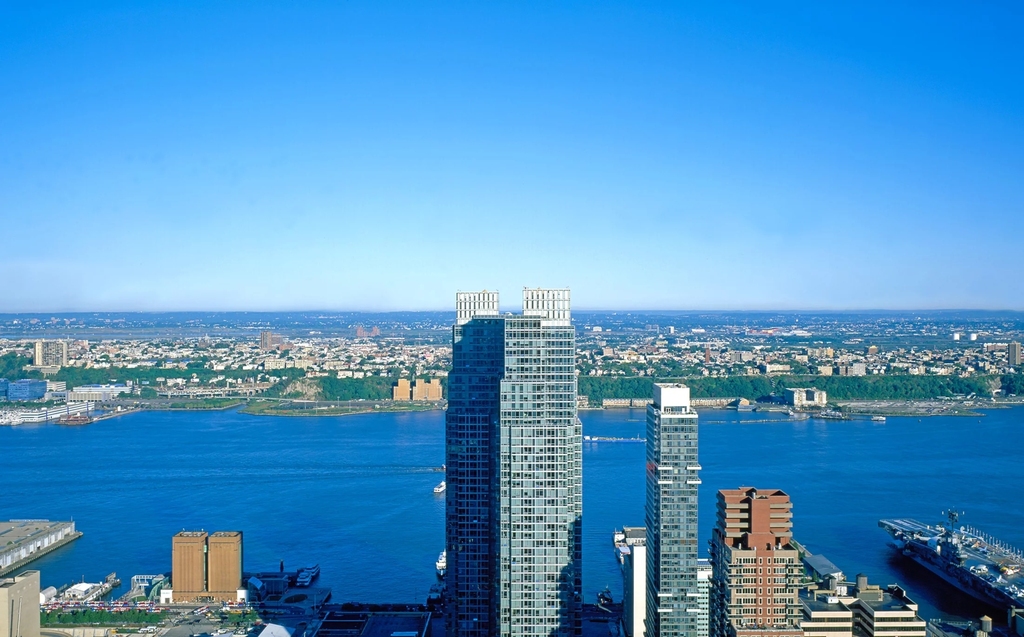 West 42nd Street - Photo 3