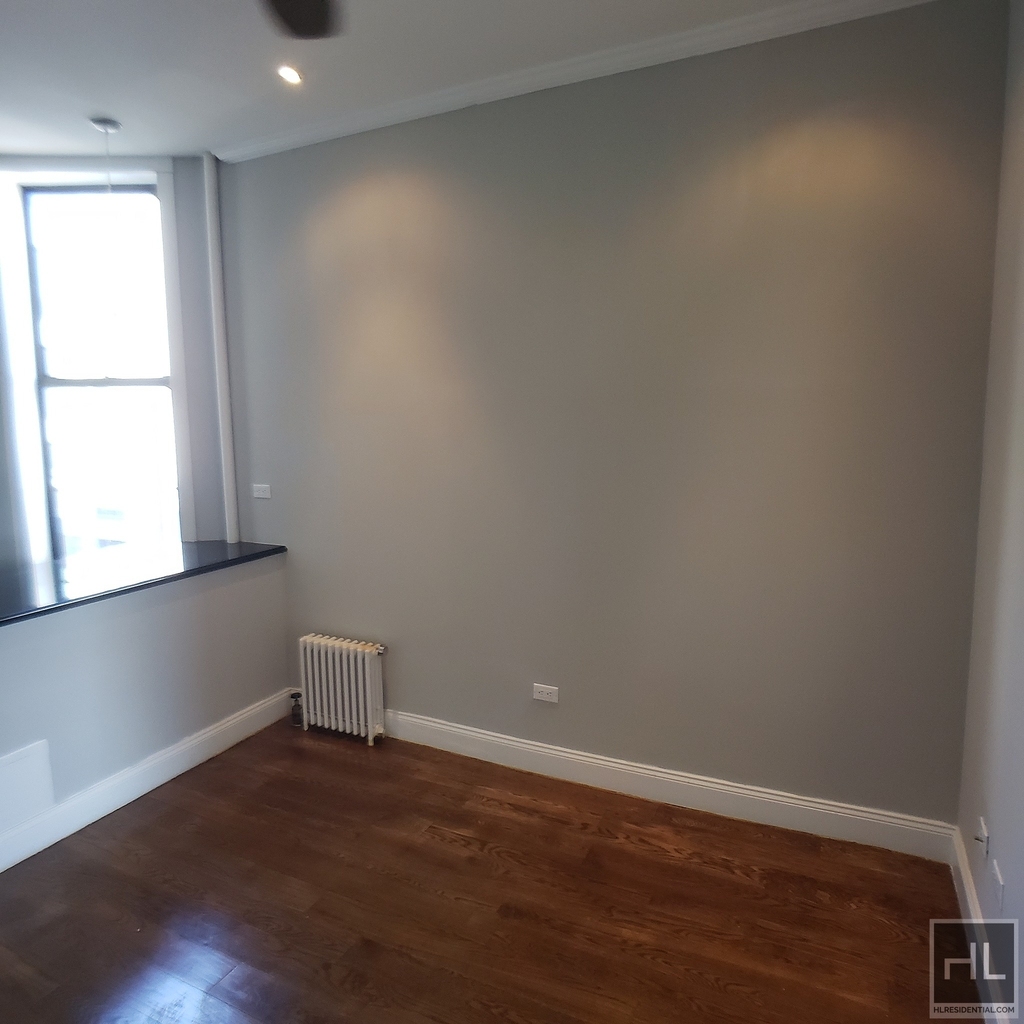 Avenue B - Photo 1