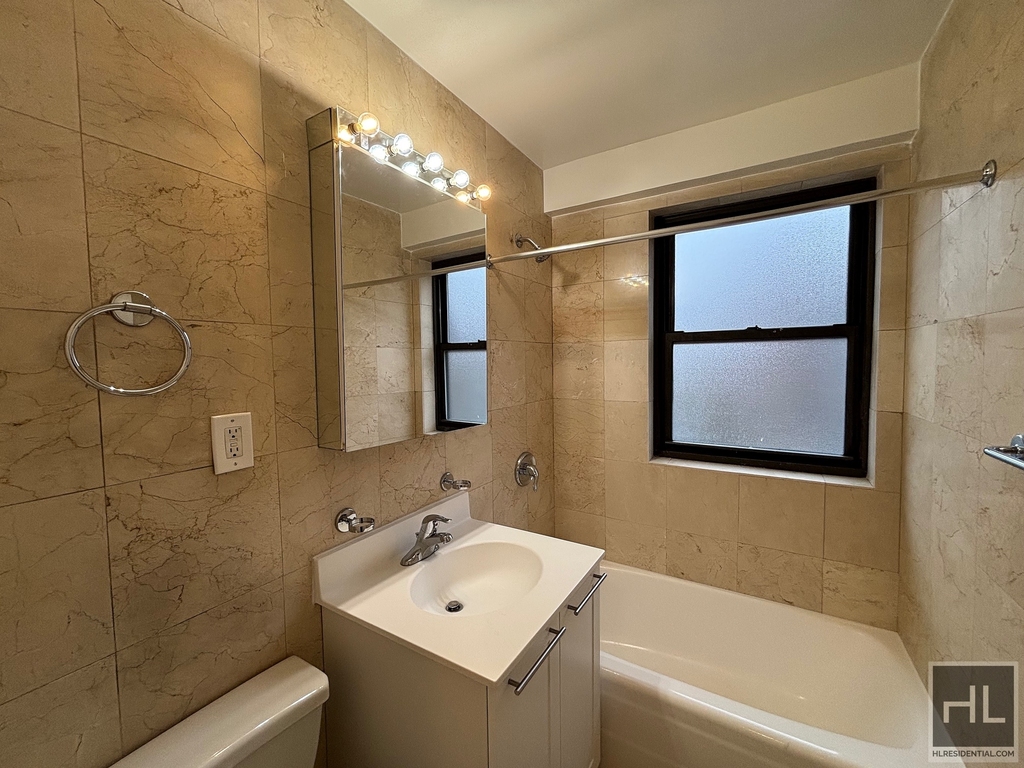 Fourth Avenue - Photo 6