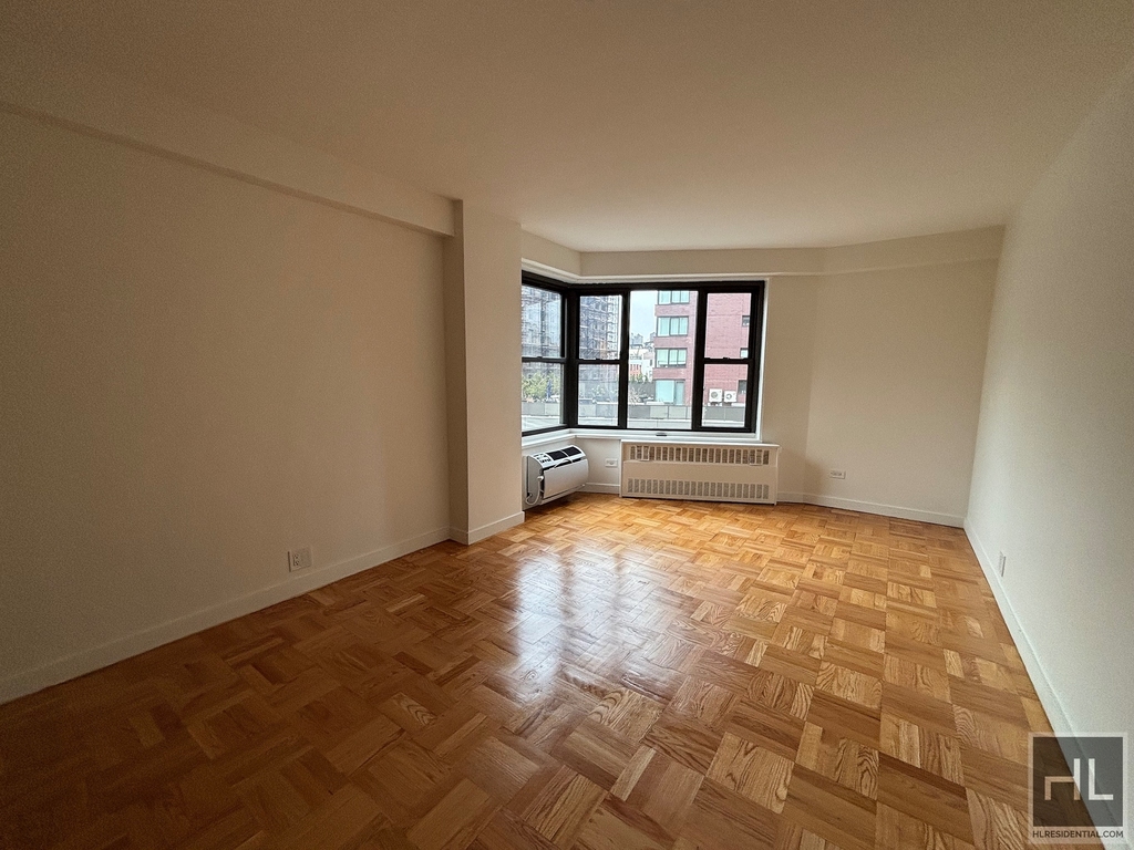 Fourth Avenue - Photo 2