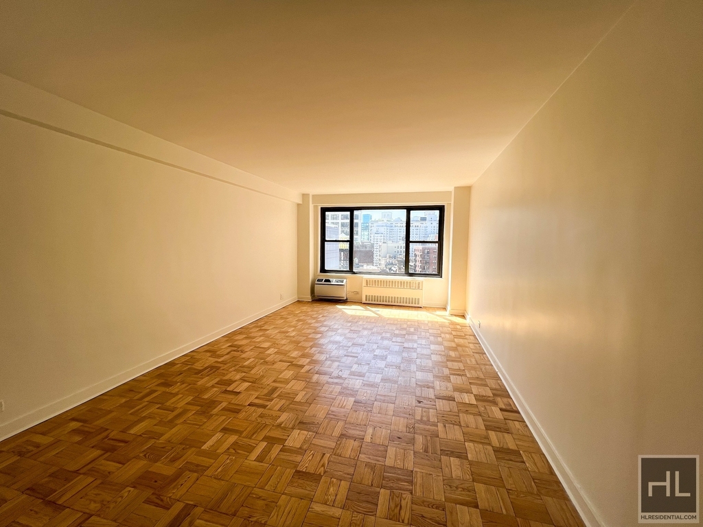 Fourth Avenue - Photo 0