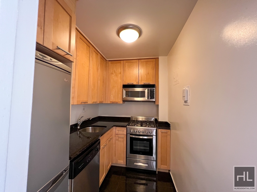 Fourth Avenue - Photo 2