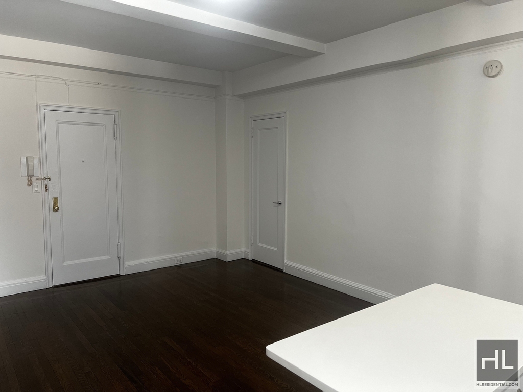 East 46 Street - Photo 7