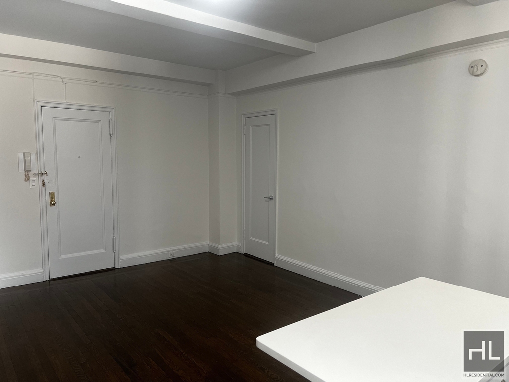 East 46 Street - Photo 8
