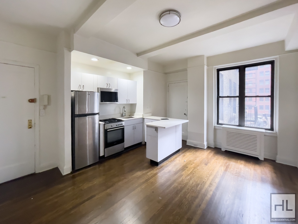 East 46 Street - Photo 0
