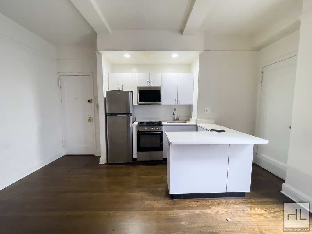 East 46 Street - Photo 2