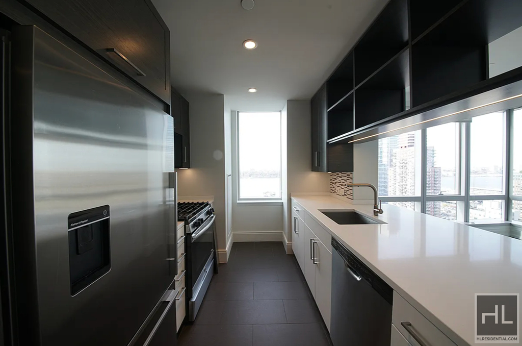 10th Avenue - Photo 1