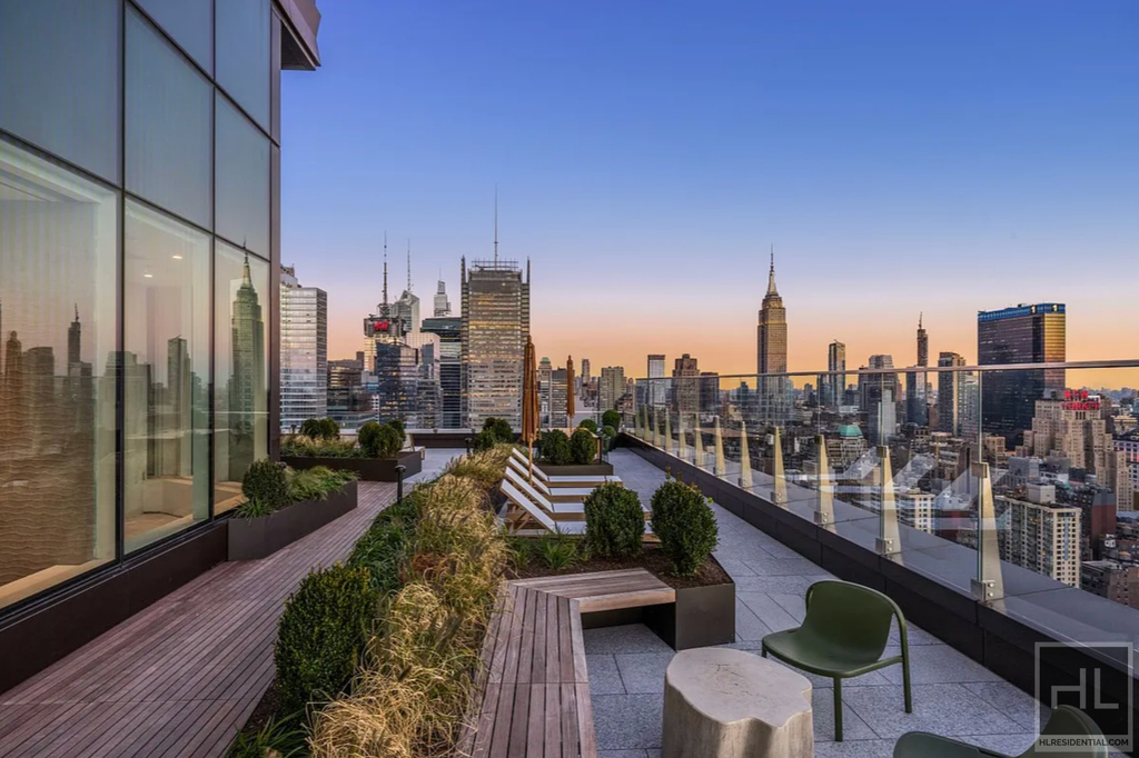 10th Avenue - Photo 10