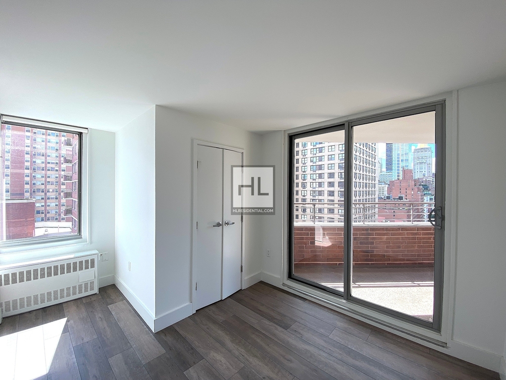 Second Avenue - Photo 2