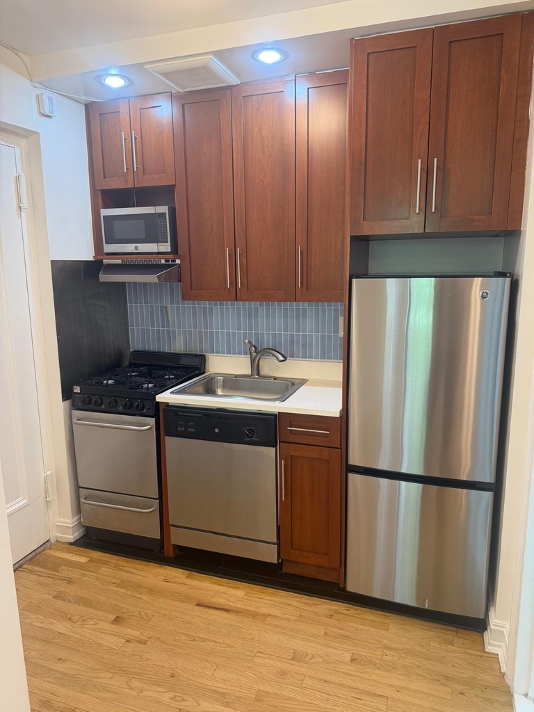 East 51st Street - Photo 0
