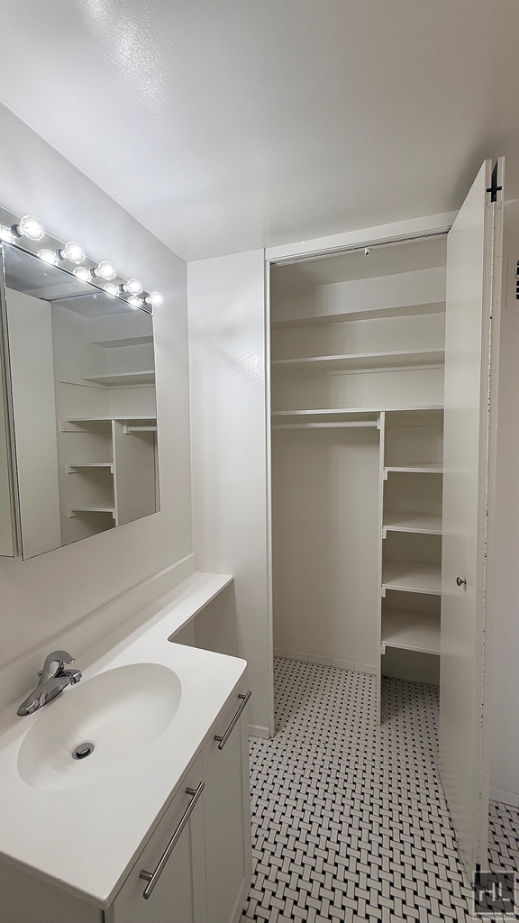 East 38 Street - Photo 8