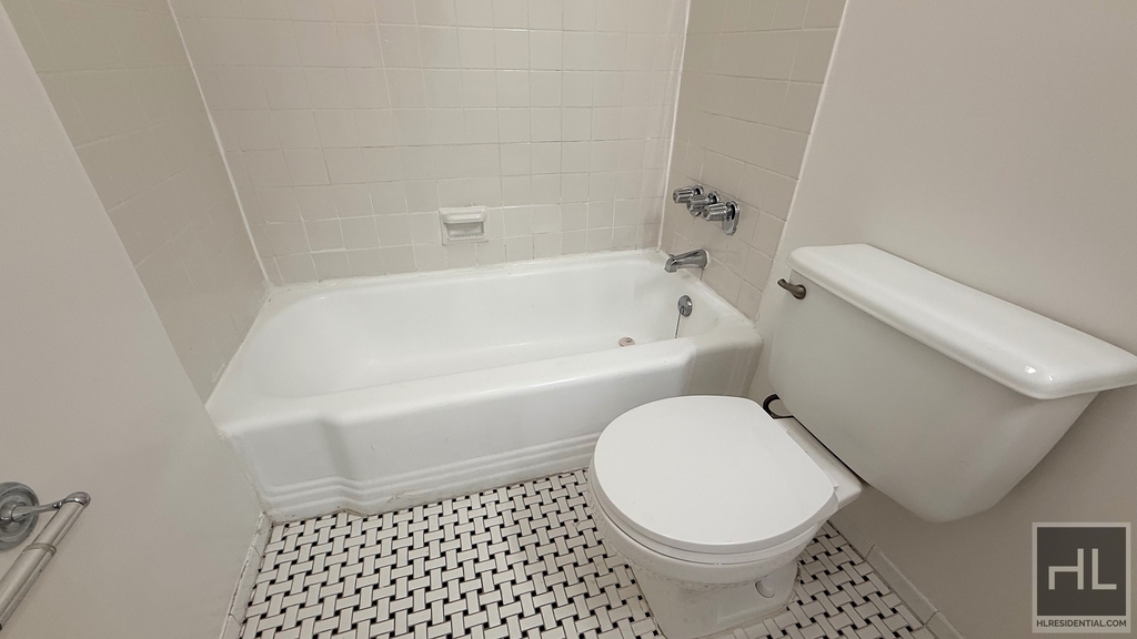 East 38 Street - Photo 9