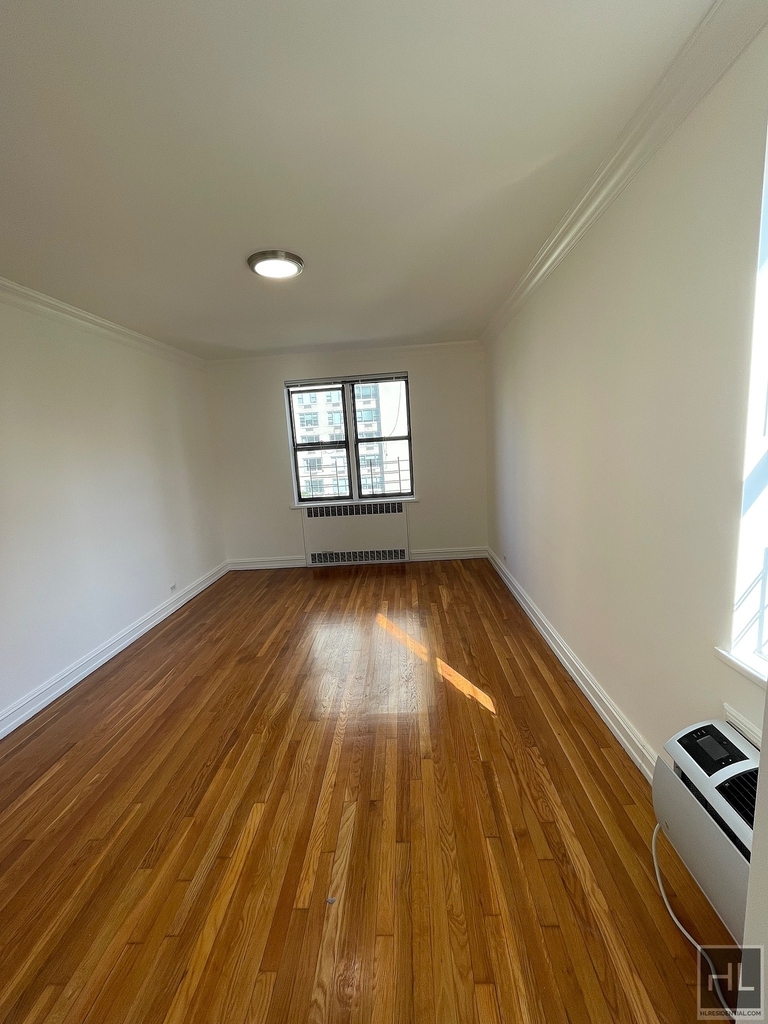 York Avenue - Photo 3