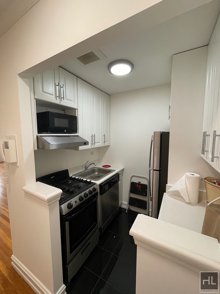 York Avenue - Photo 8