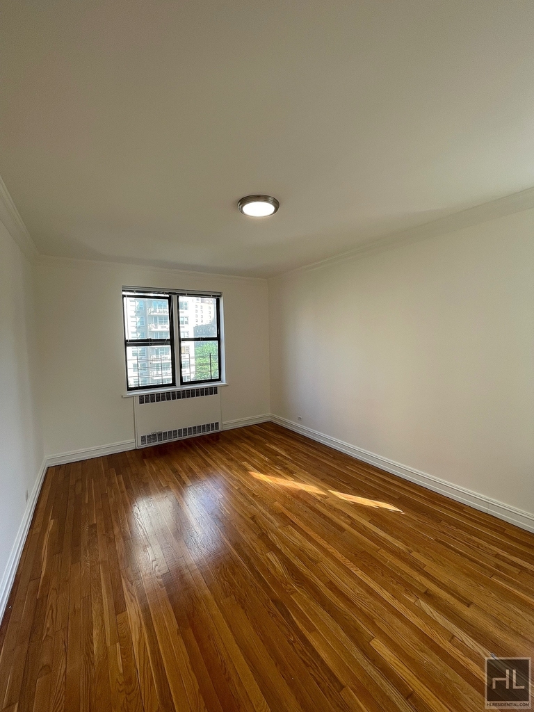 York Avenue - Photo 2