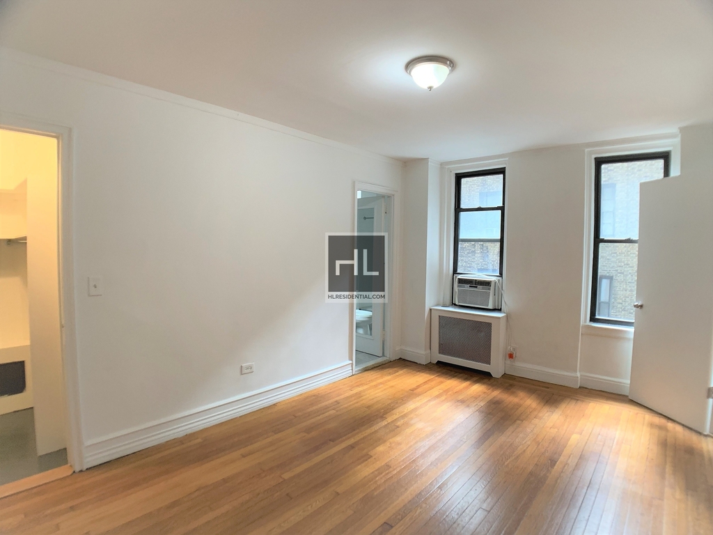 East 46 Street - Photo 2