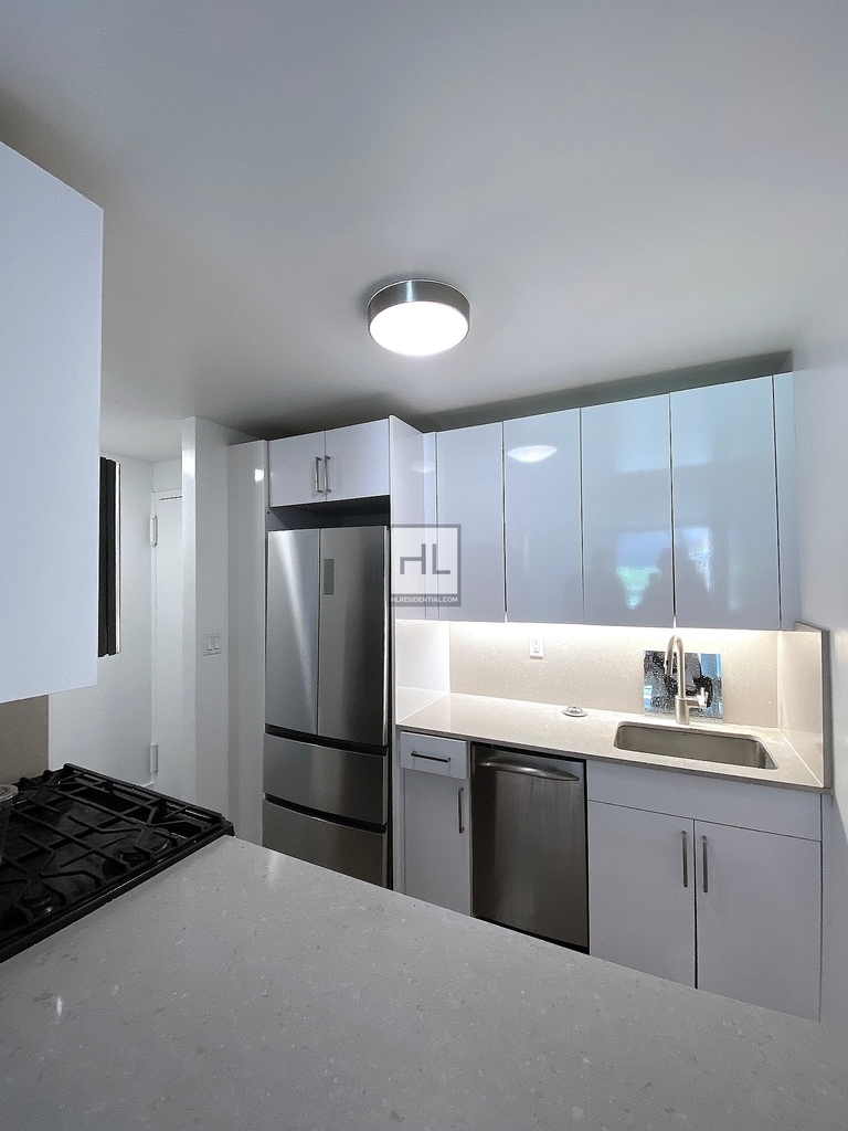 Second Avenue - Photo 1