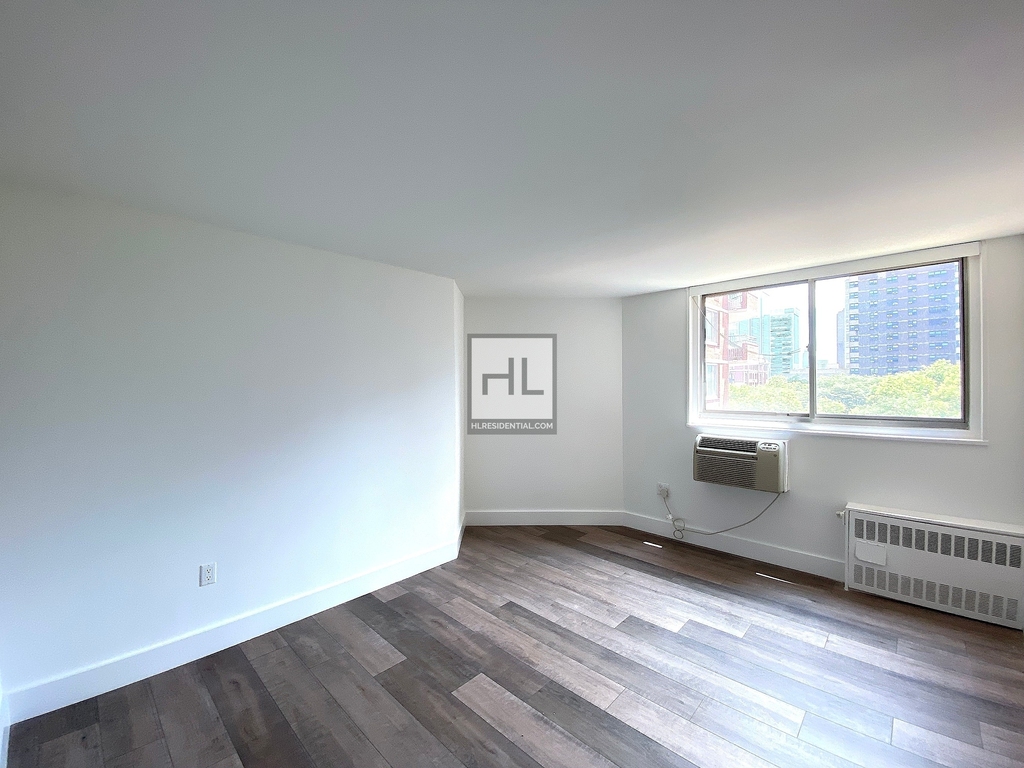 Second Avenue - Photo 2