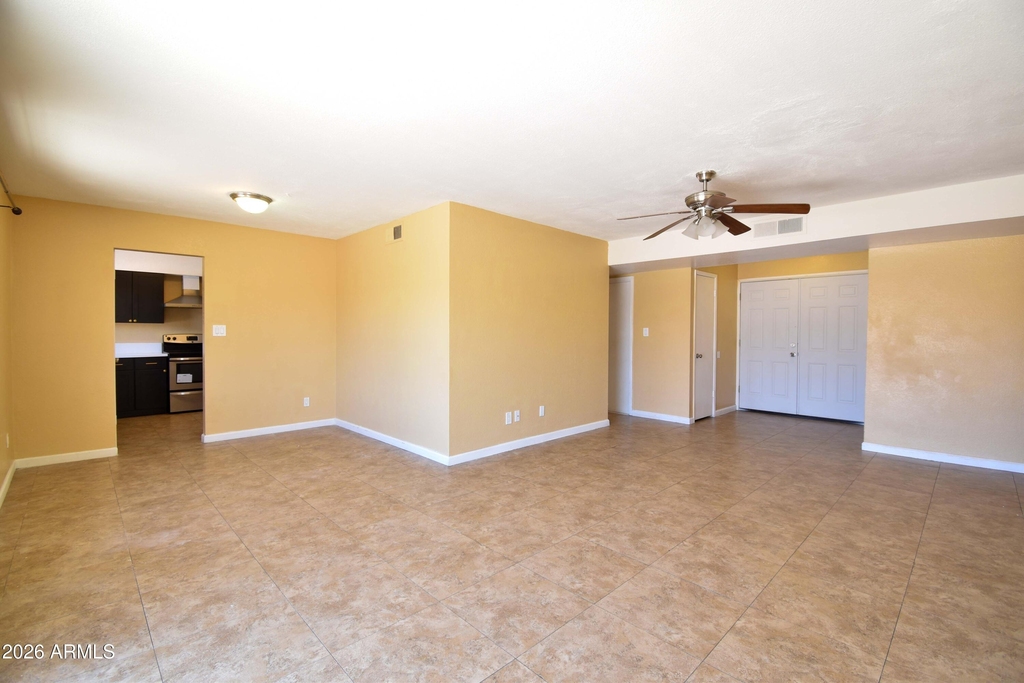 6525 W Mercer Lane - Photo 2