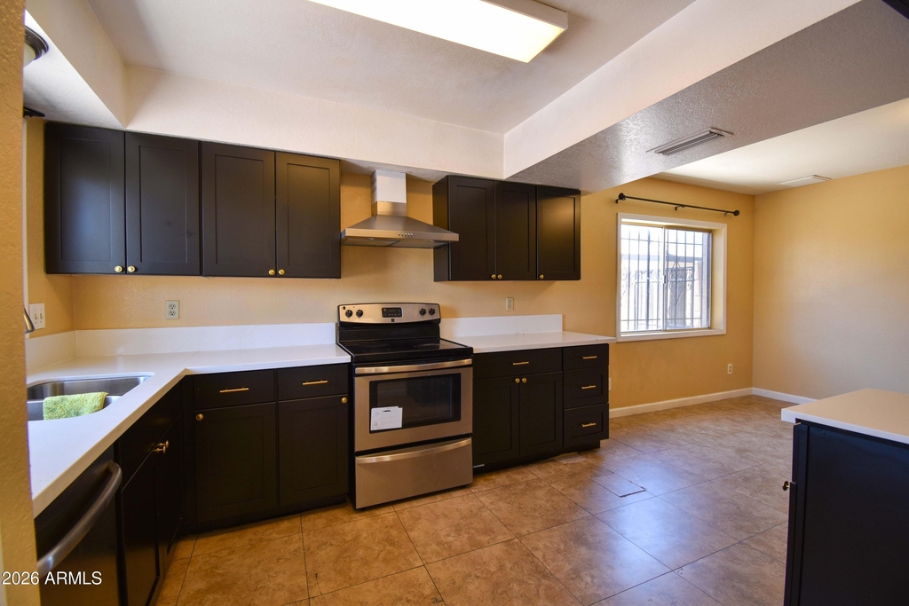 6525 W Mercer Lane - Photo 3