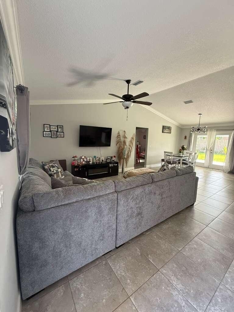 349 Nw Hibiscus Street - Photo 3