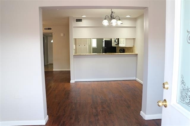 2005 Town Court - Photo 2