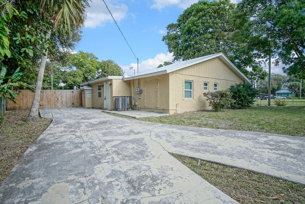 1002 Avenue E - Photo 32