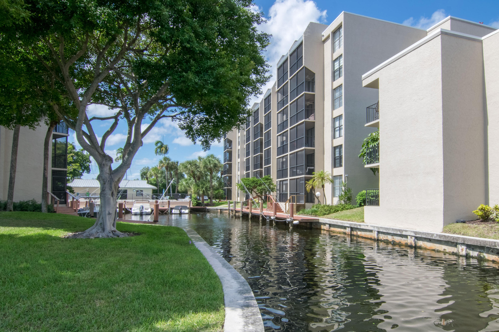 9 Royal Palm Way - Photo 16