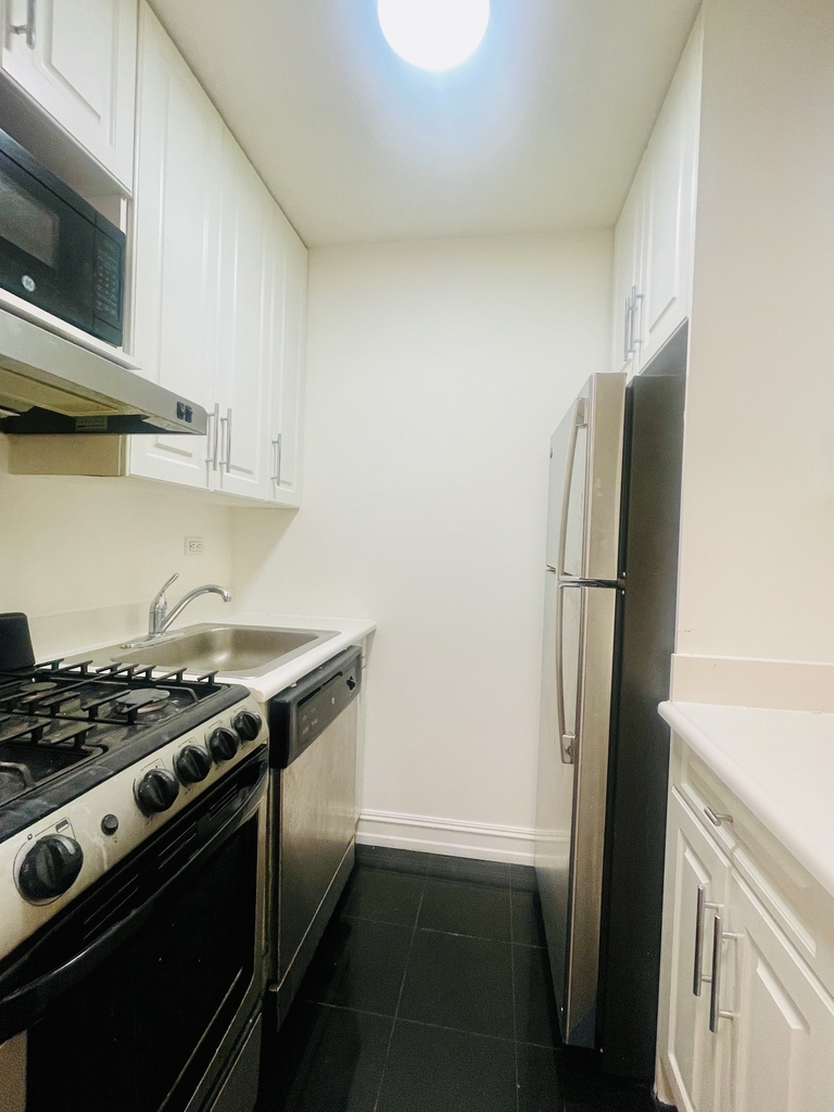 1680 York Avenue - Photo 8