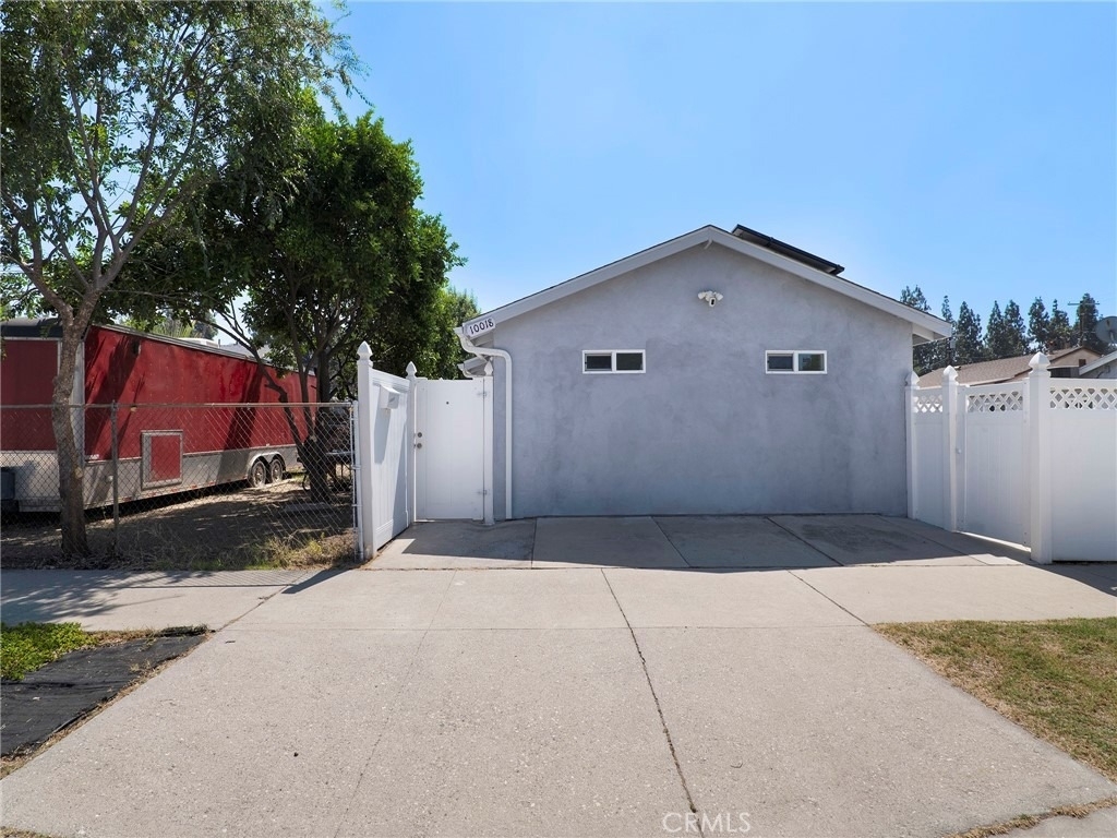 10018 N Aqueduct Ave - Photo 0
