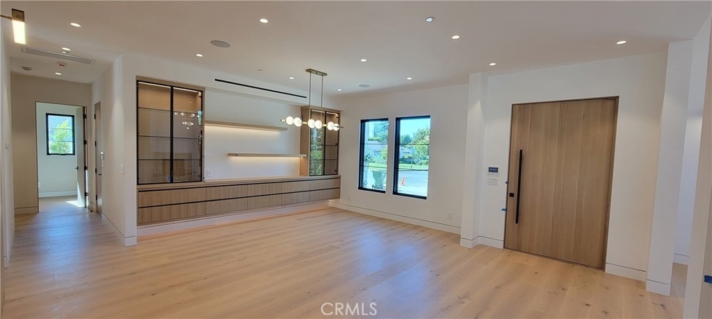16354 Moorpark - Photo 6