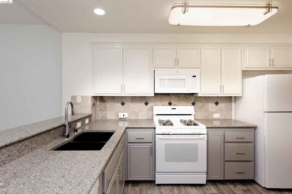 220 Caldecott Ln - Photo 5