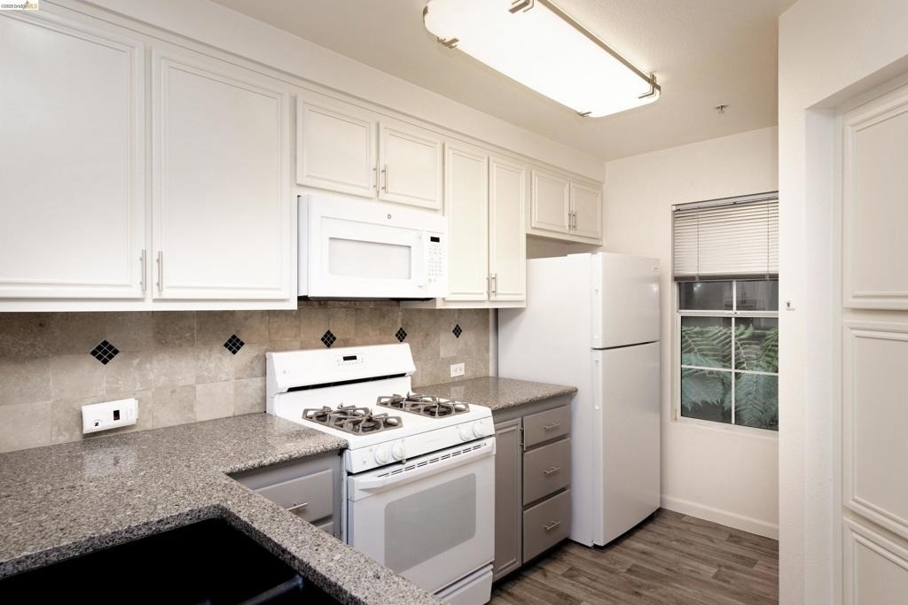 220 Caldecott Ln - Photo 6