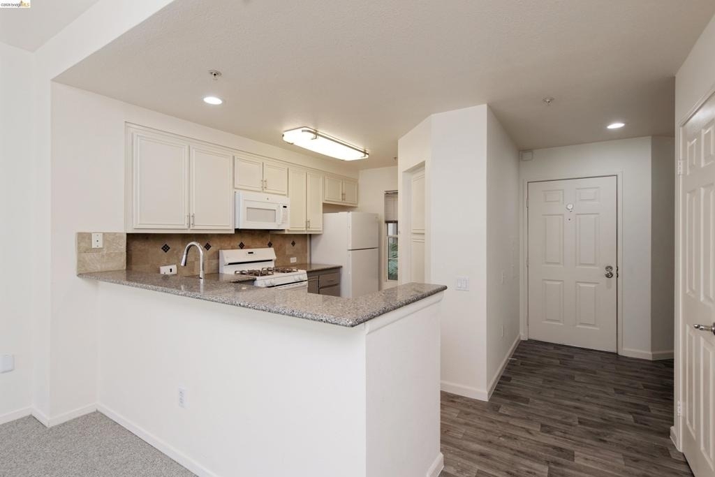 220 Caldecott Ln - Photo 3