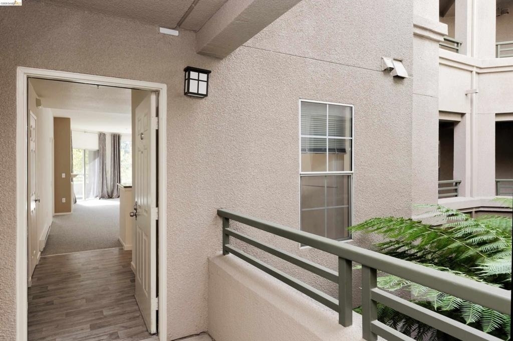 220 Caldecott Ln - Photo 0
