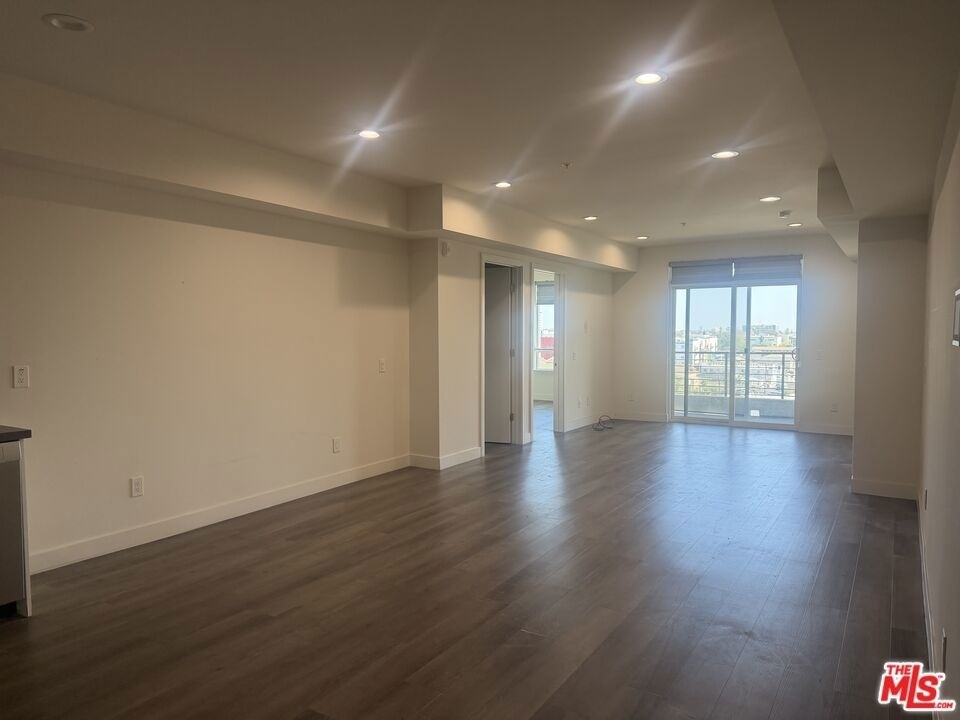 900 S Kenmore Avenue - Photo 1
